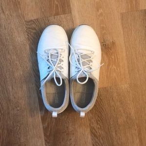 Women’s spikeless golf shoes